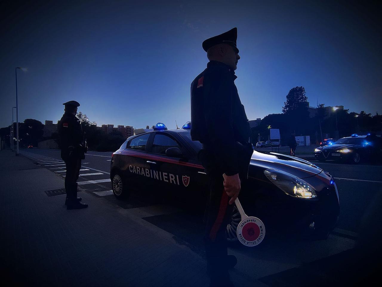 Controlli a tappeto dei carabinieri nel Cagliaritano: droga, coltelli e cinque denunce