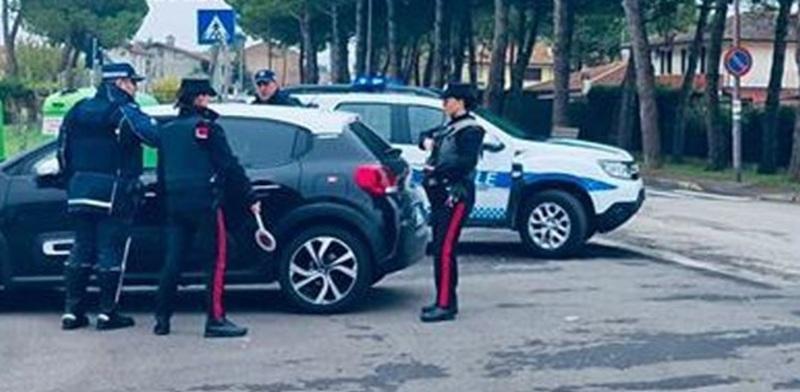 Migliaro, in auto avevano anelli, collane e bracciali rubati