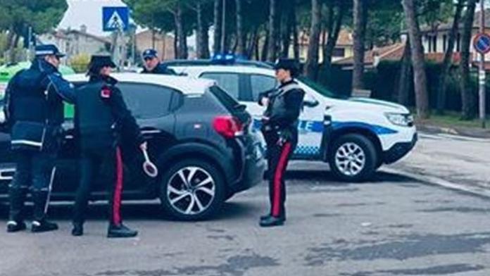 Migliaro, in auto avevano anelli, collane e bracciali rubati