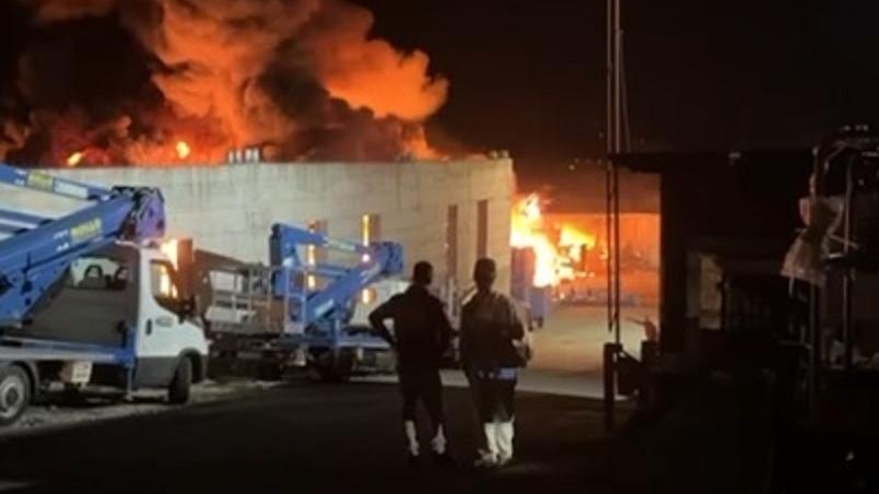 Pompieri al lavoro tutta la notte per domare l’incendio alla Nuova Neon