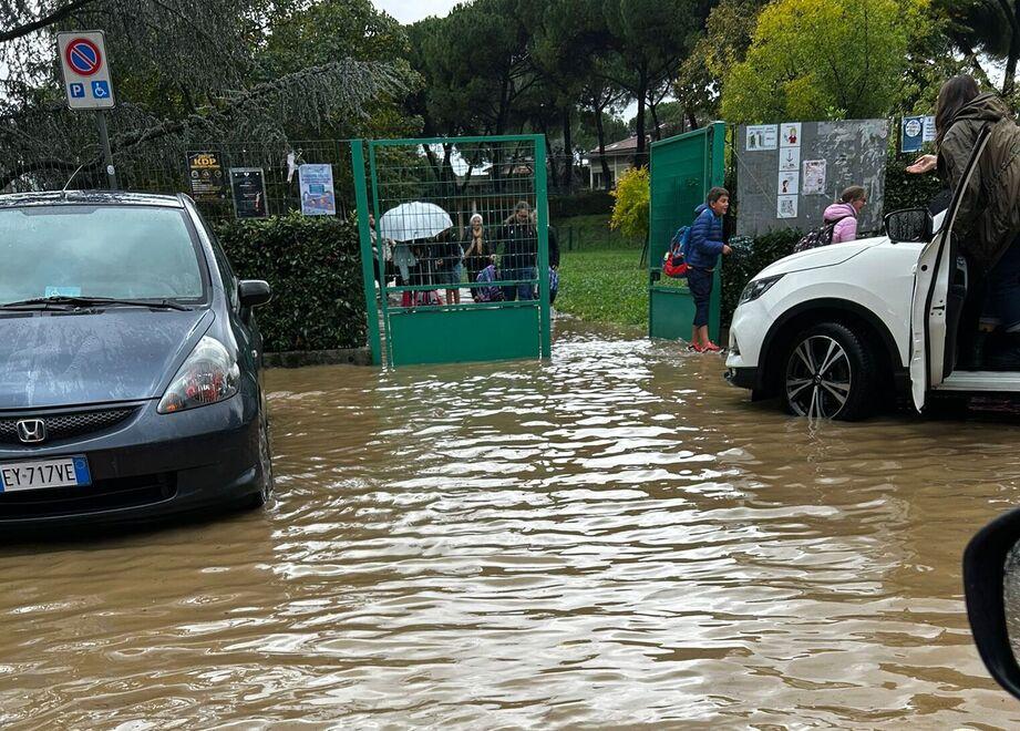 
	Il parcheggio allagato davanti alla scuola Meucci di Prato

