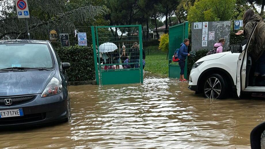 Il parcheggio allagato davanti alla scuola Meucci di Prato