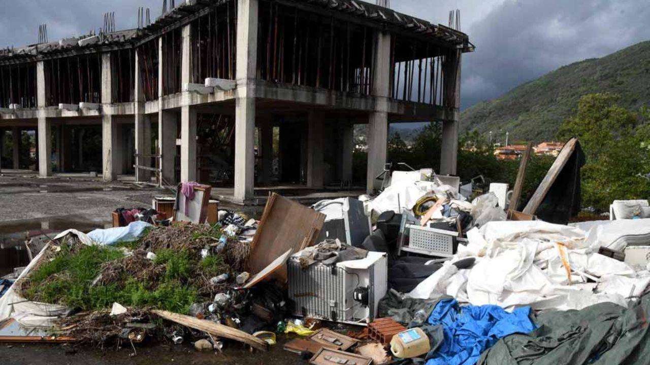 La discarica nell’area del complesso (foto Cuffaro)