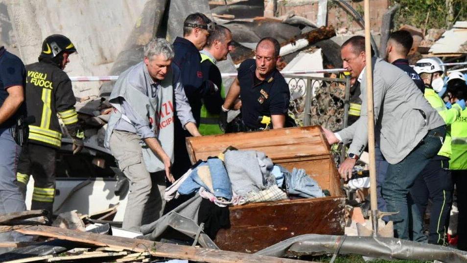 La devastazione dopo l’esplosione che provocò tre morti