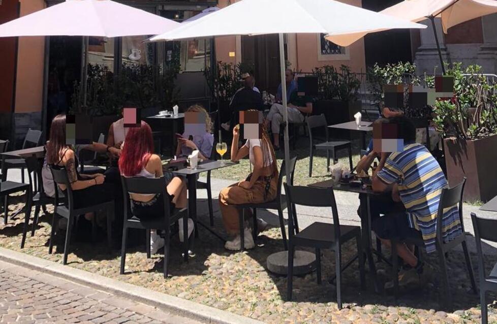 
	Il suolo pubblico occupato da un bar (foto d'archivio)

