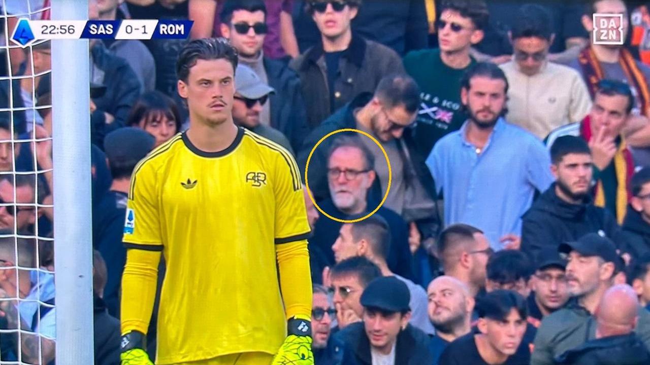 Valerio Mastrandrea in curva al Mapei Stadium (Dazn)