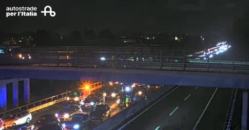 
	Il ponte da dove l'anziano voleva gettarsi e le code in autostrada

