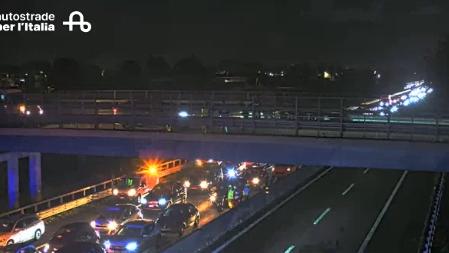 Il ponte da dove l'anziano voleva gettarsi e le code in autostrada