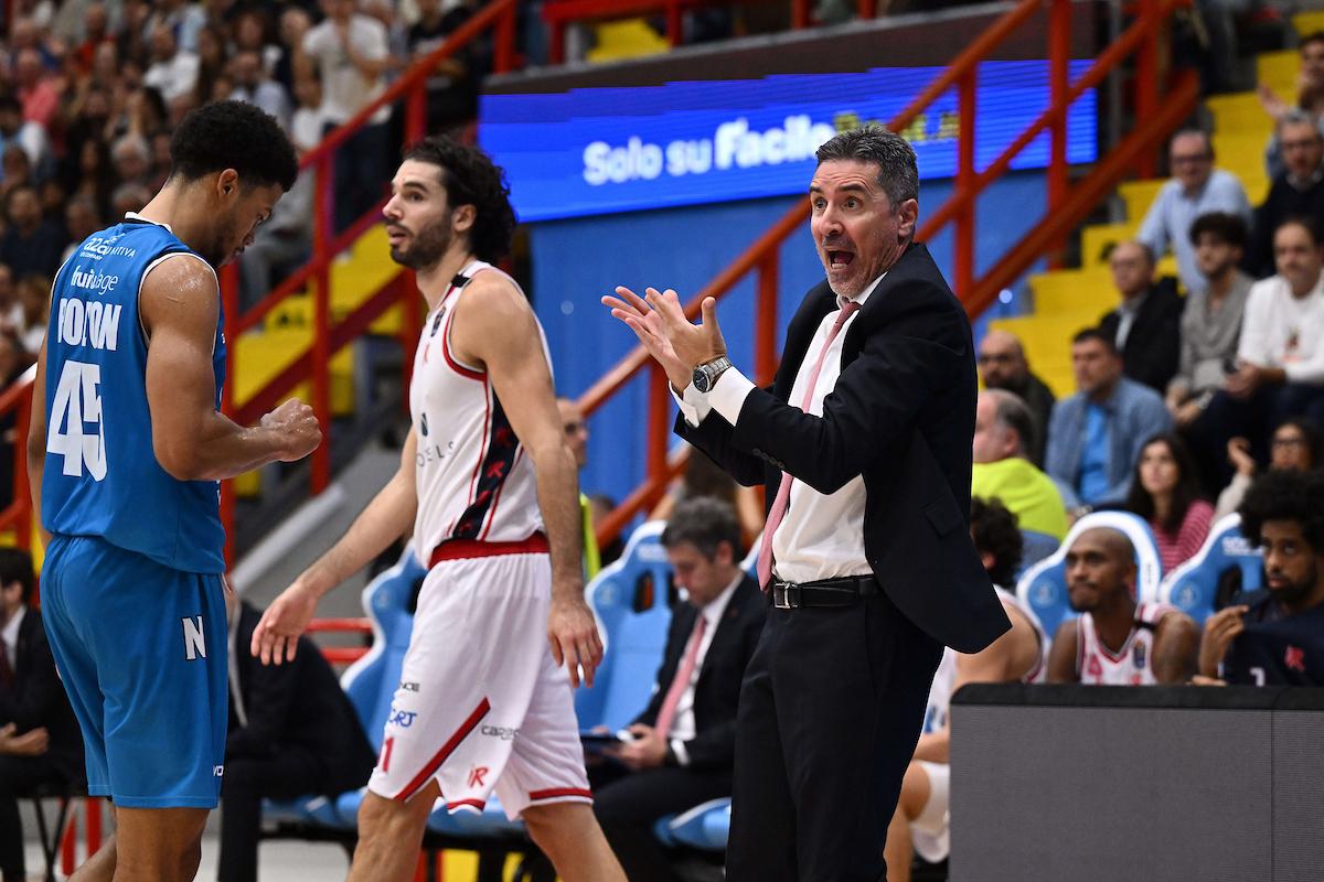 Una Hotels travolta dalla pioggia di canestri del Napoli: finisce 95-87