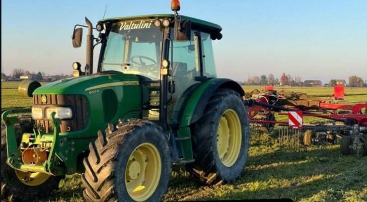 Trattori rubati dall’azienda agricola: «Trovati da un gruppo di cacciatori, valgono 200mila euro»