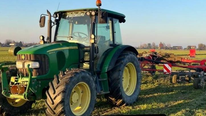 Trattori rubati dall’azienda agricola: «Trovati da un gruppo di cacciatori, valgono 200mila euro»