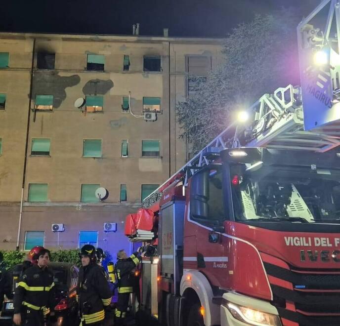 Livorno, casa a fuoco nella notte: evacuati in 30