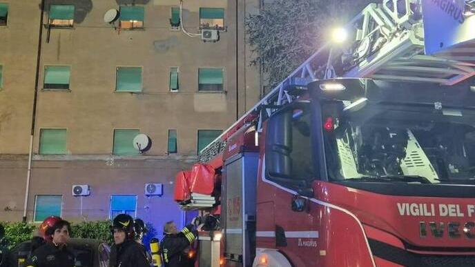 Livorno, casa a fuoco nella notte: evacuati in 30