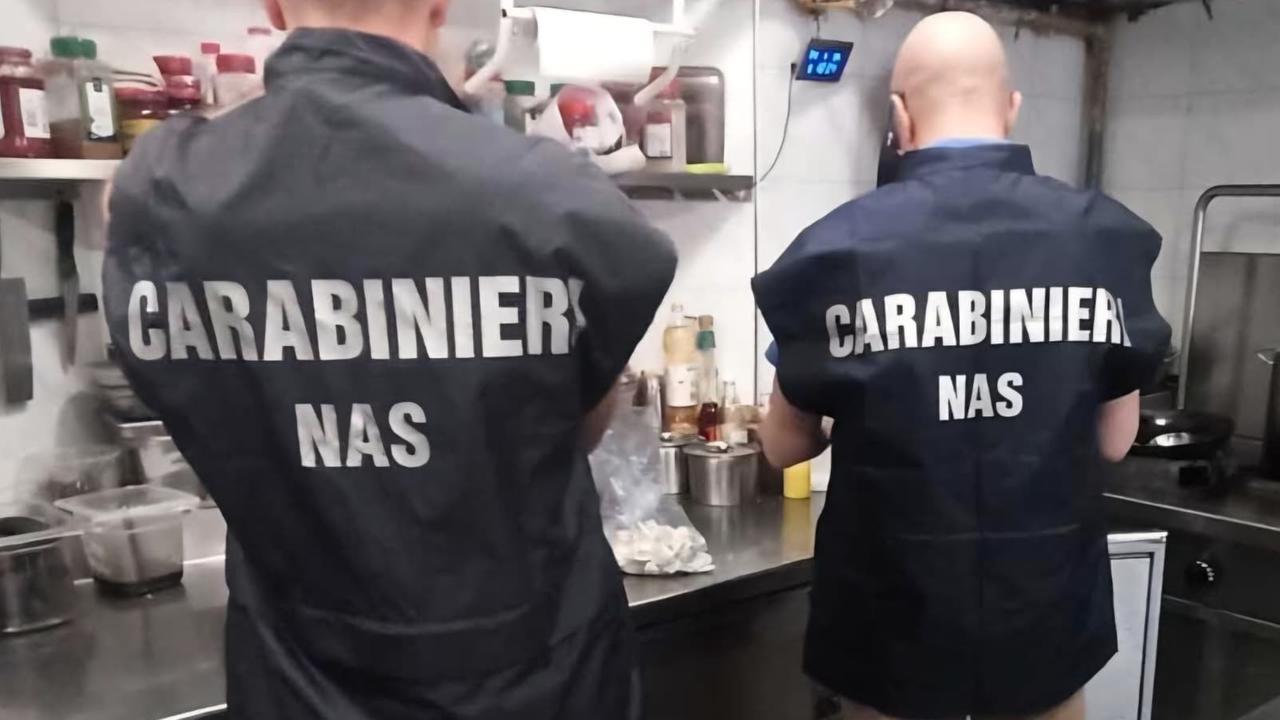 Ragnatele e blatte tra focacce e formaggi: chiuso un panificio