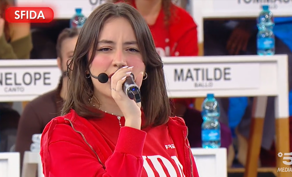 La cantante sarda Angie da Sanremo giovani ad Amici: vince la sfida ed entra nella scuola di Maria De Filippi – VIDEO