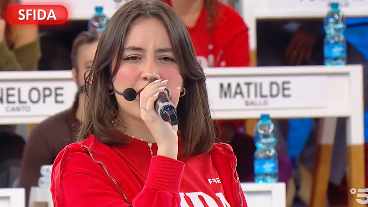 La cantante sarda Angie da Sanremo giovani ad Amici: vince la sfida ed entra nella scuola di Maria De Filippi – VIDEO