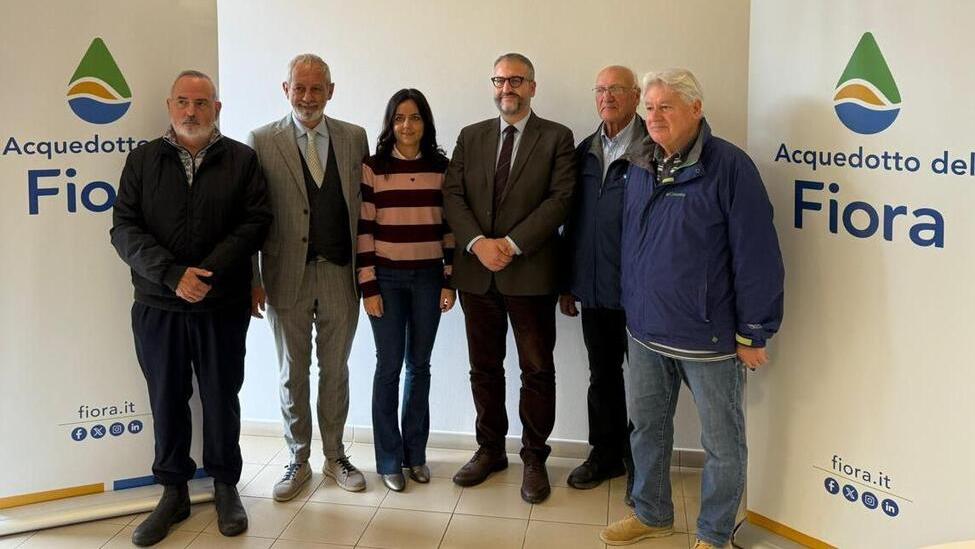 La presentazione dell’operazione di sostituzione del logo di Acque