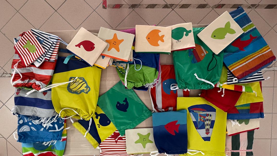 Gli ombrelloni rotti diventano 150 borse: la signora Luisa le regala ai bambini