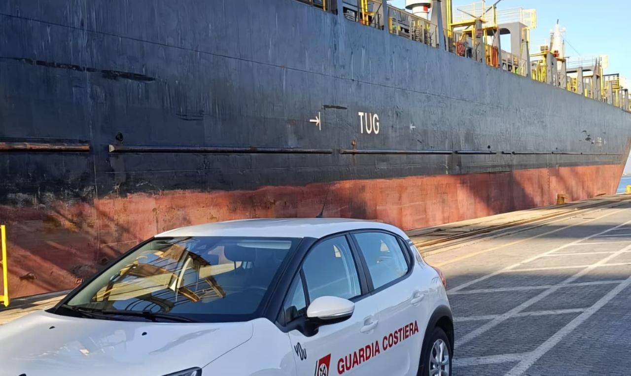 La Guardia costiera ferma una nave porta-container: l’equipaggio non sapeva gestire emergenze e incendi a bordo