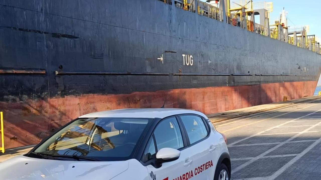 La Guardia costiera ferma una nave porta-container: l’equipaggio non sapeva gestire emergenze e incendi a bordo