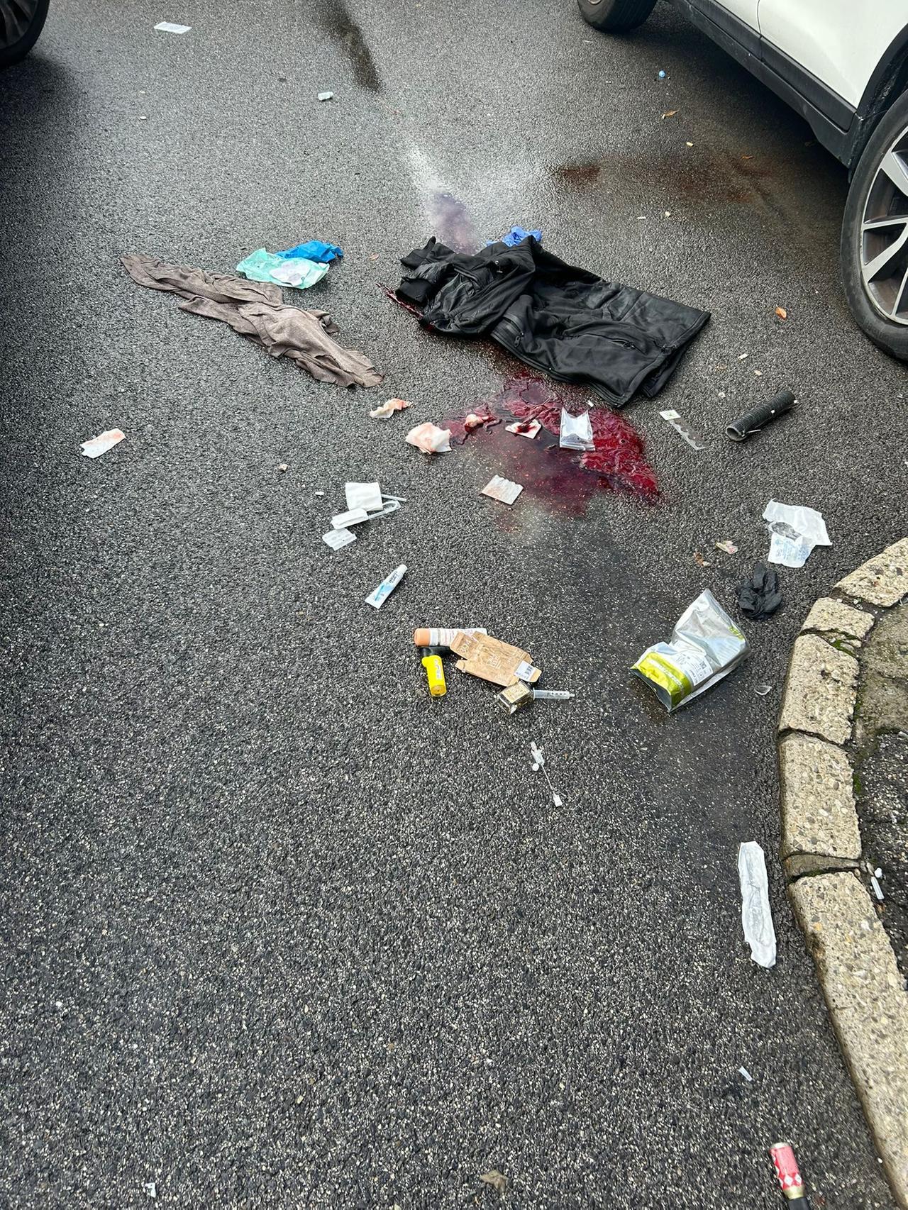 
	I segni lasciati sull'asfalto dopo i soccorsi alla vittima dell'aggressione

