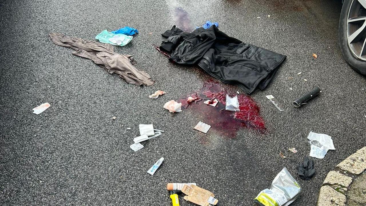 I segni lasciati sull'asfalto dopo i soccorsi alla vittima dell'aggressione