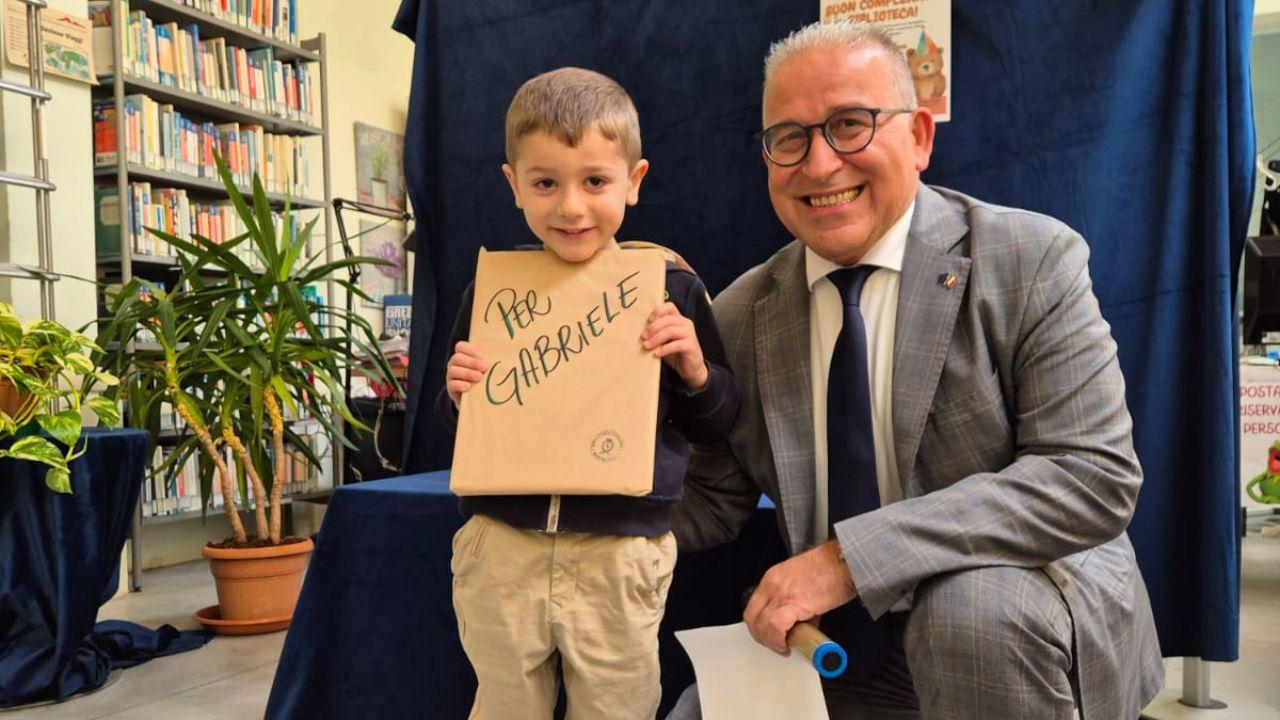 Il piccolo Gabriele premiato per le sue letture 