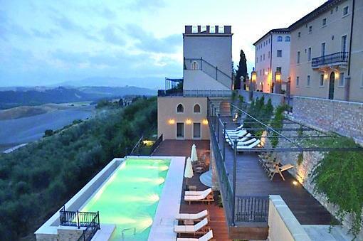 
	La piscina con vista sulle colline della Valdicecina della Fattoria Vicarello a Volterra finita all&rsquo;asta

