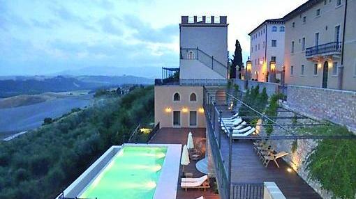 La piscina con vista sulle colline della Valdicecina della Fattoria Vicarello a Volterra finita all’asta
