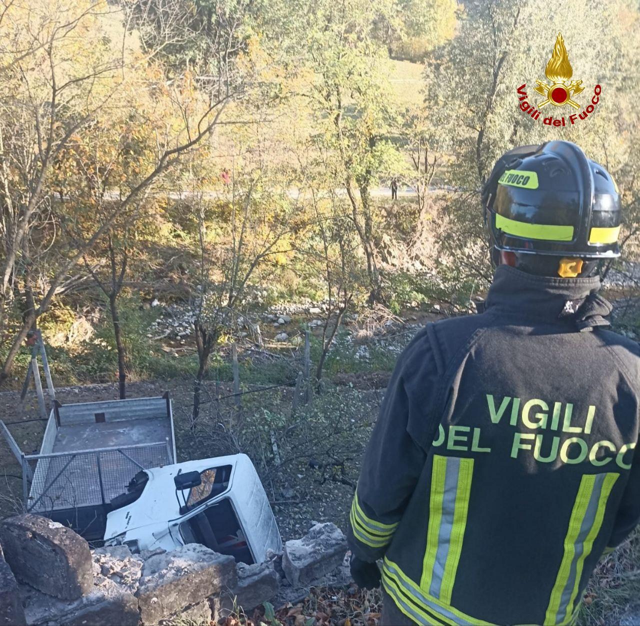 Furgone con a bordo due persone finisce nella scarpata: illese