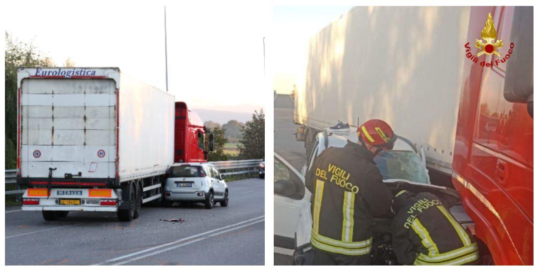 Scontro tra auto e camion, una persona incastrata