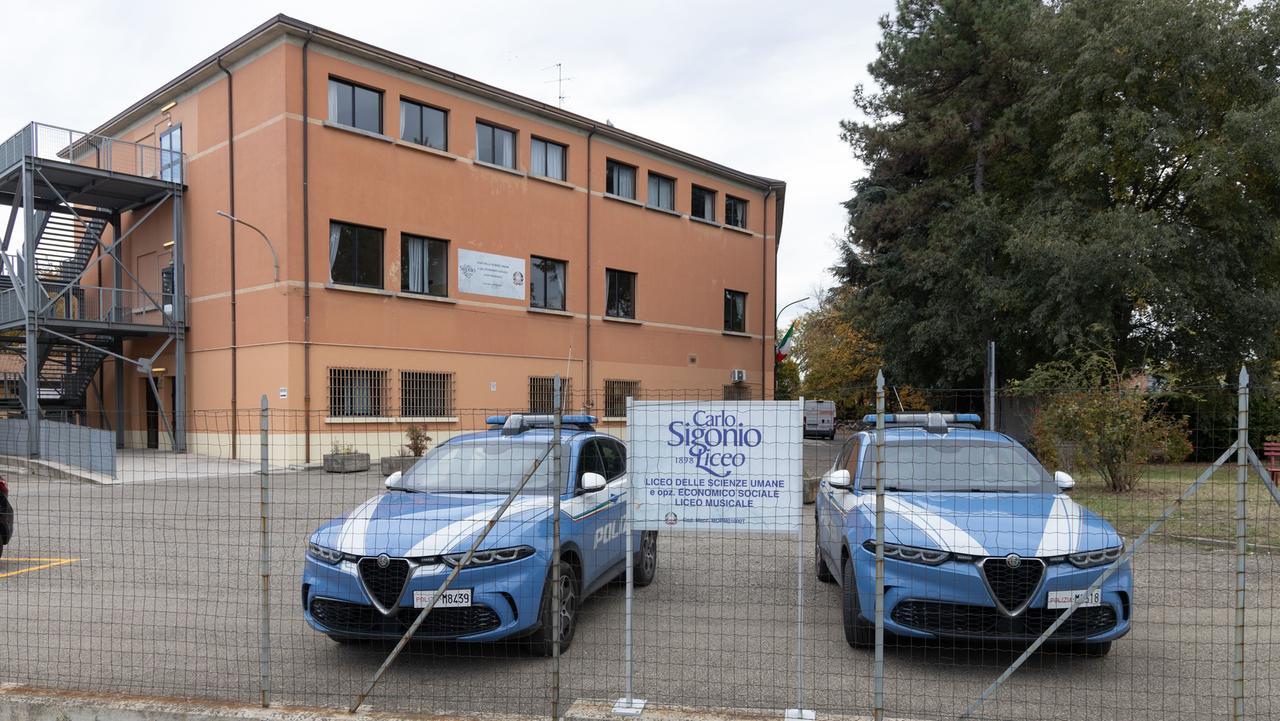 
	La polizia al liceo Sigonio

