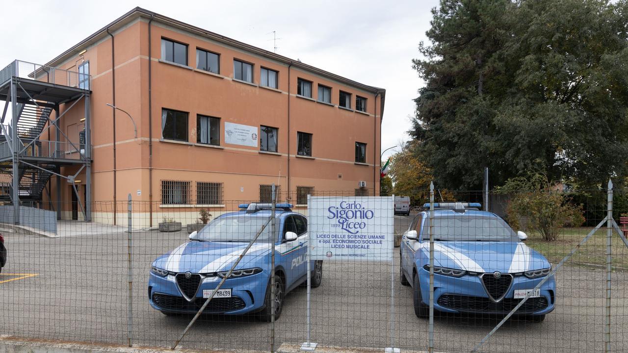La polizia al liceo Sigonio