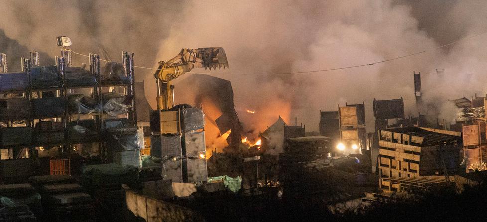 Incendio alla Nuova Neon: le indagini sulle cause e i rilievi sulla qualità dell’aria