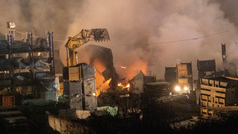 Incendio alla Nuova Neon: le indagini sulle cause e i rilievi sulla qualità dell’aria