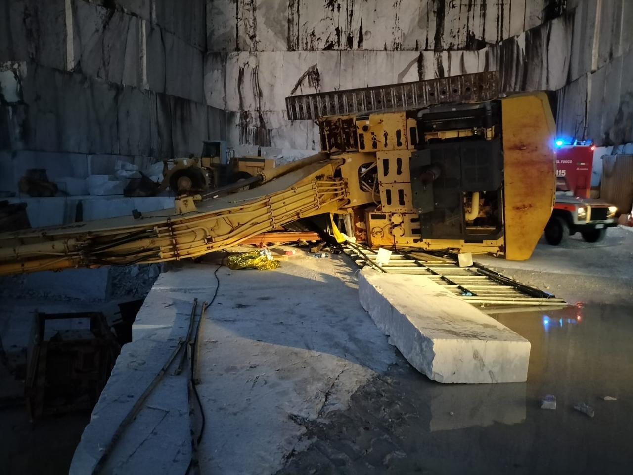 
	L'escavatore sotto cui &egrave; rimasto intrappolato il cavatore (foto Cuffaro)

