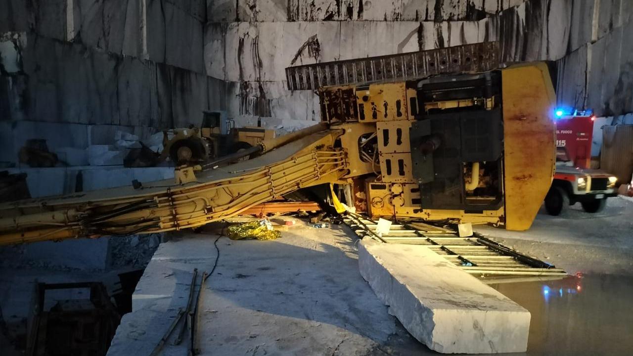 L'escavatore sotto cui è rimasto intrappolato il cavatore (foto Cuffaro)