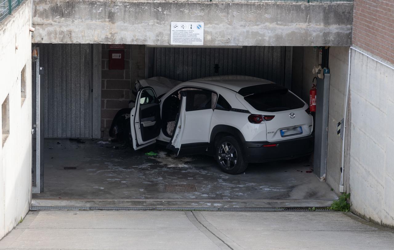 
	L'auto schiantata nel garage

