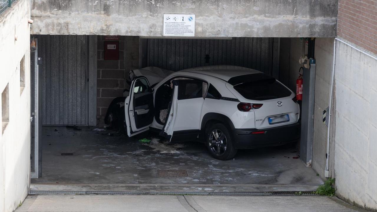 L'auto schiantata nel garage