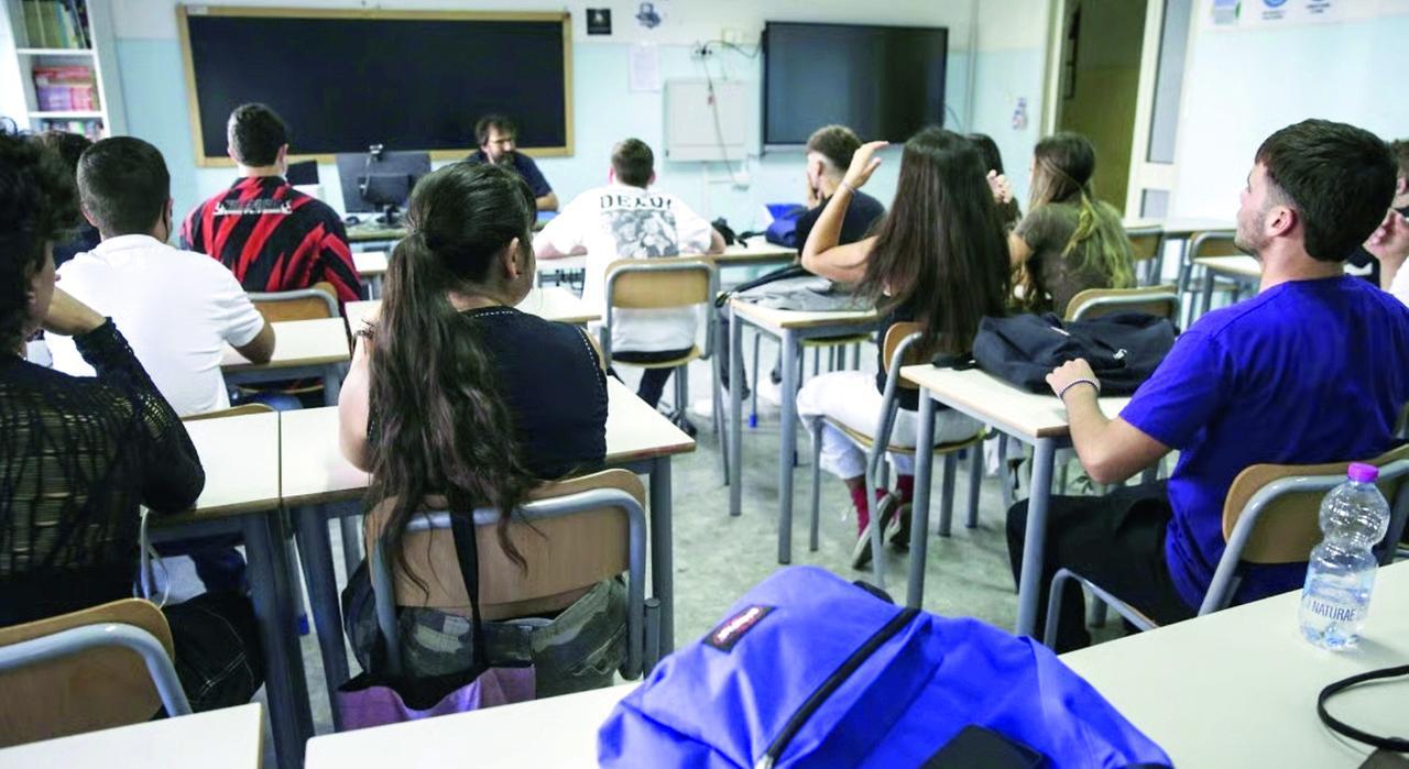 Autonomie scolastiche, il governo vuole altri tagli: la Regione alza le barricate