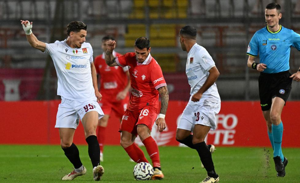 
	Marchesi e Hamlili in pressing su Bartolomei (foto Belfiore)

