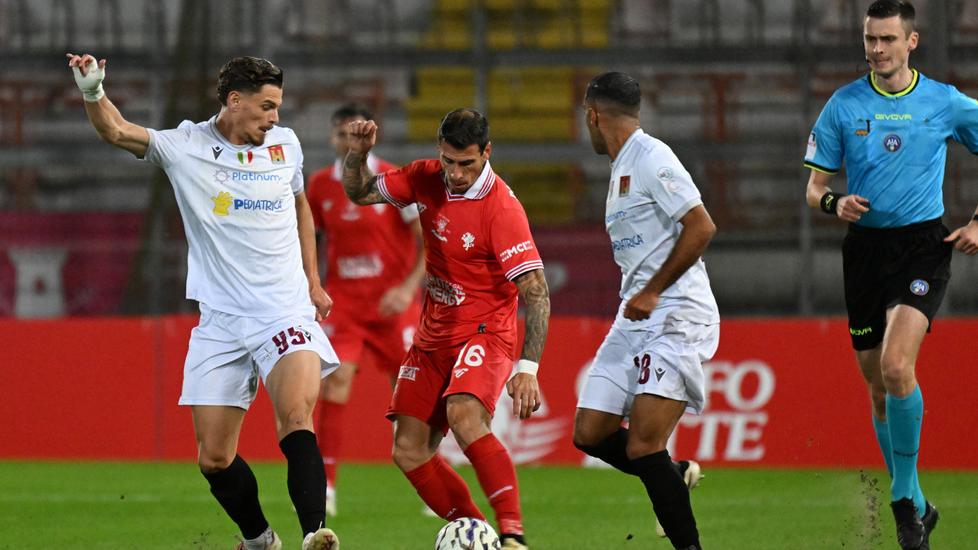 Marchesi e Hamlili in pressing su Bartolomei (foto Belfiore)