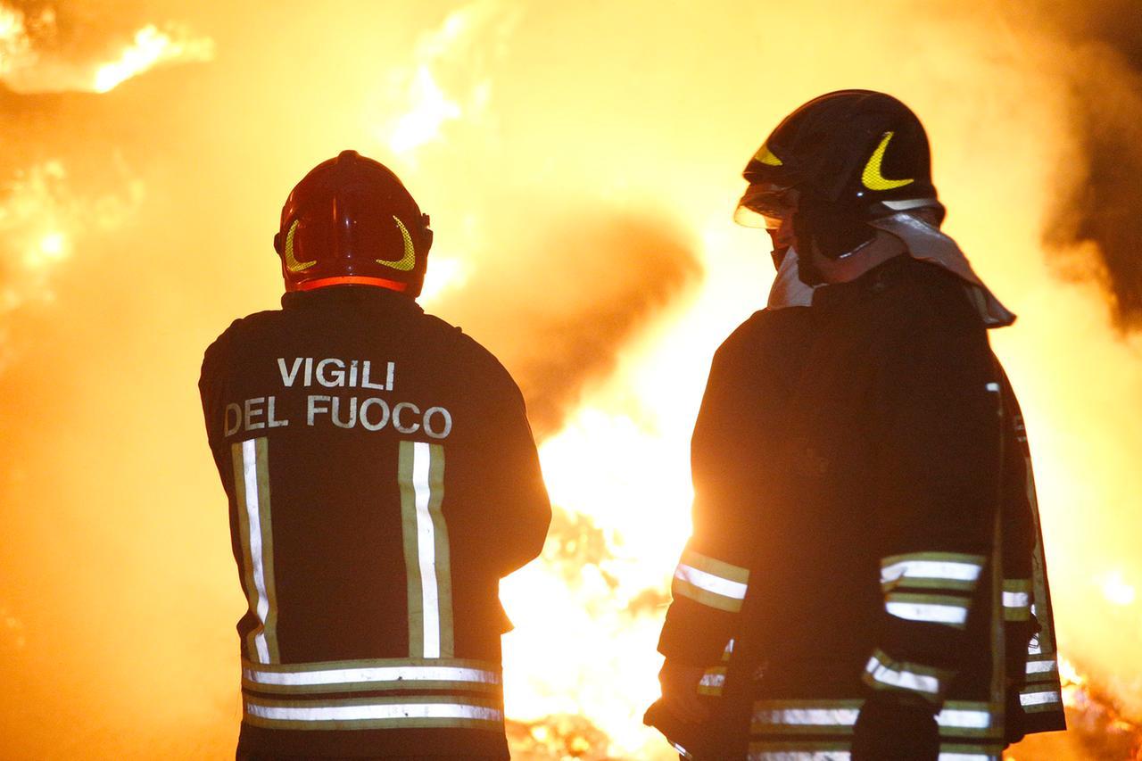 Incendio in un garage: un ferito lieve e casa inagibile