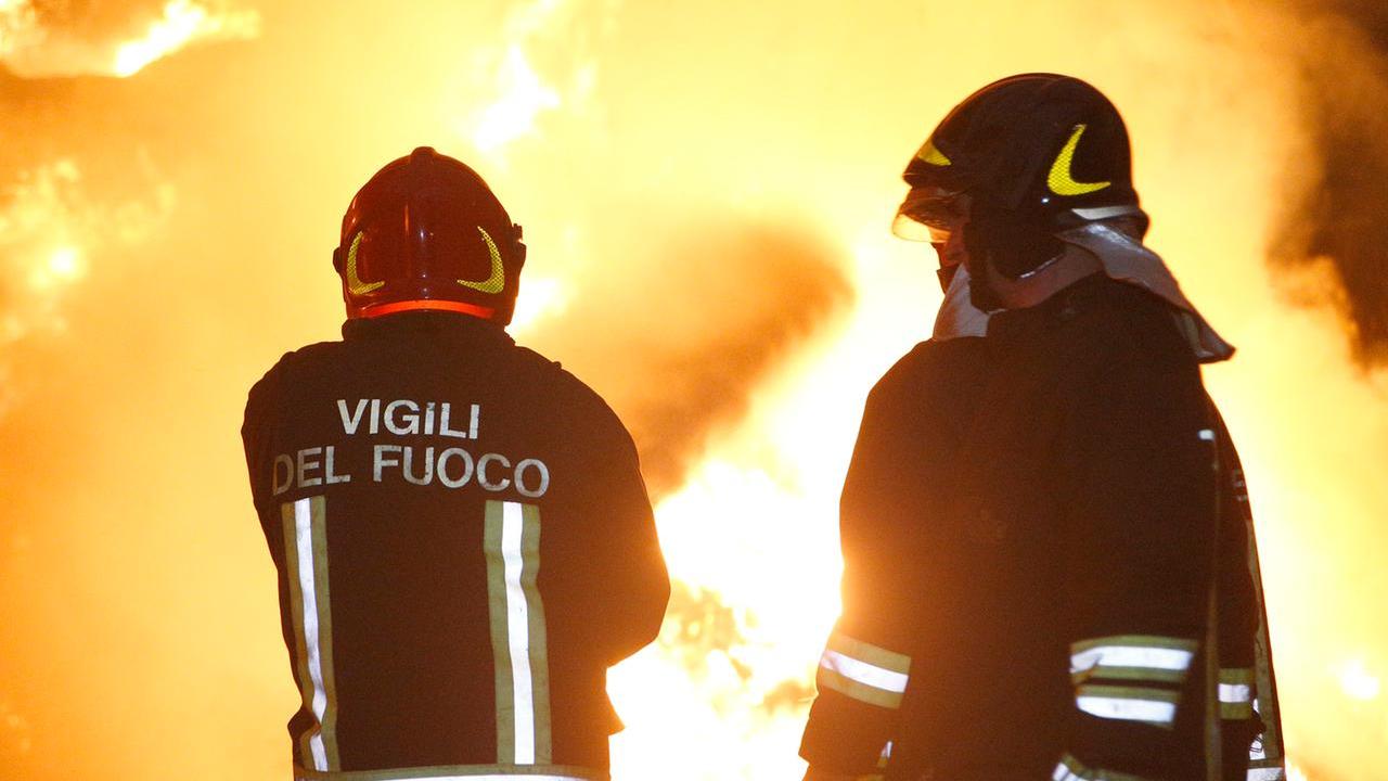 Incendio in un garage: un ferito lieve e casa inagibile