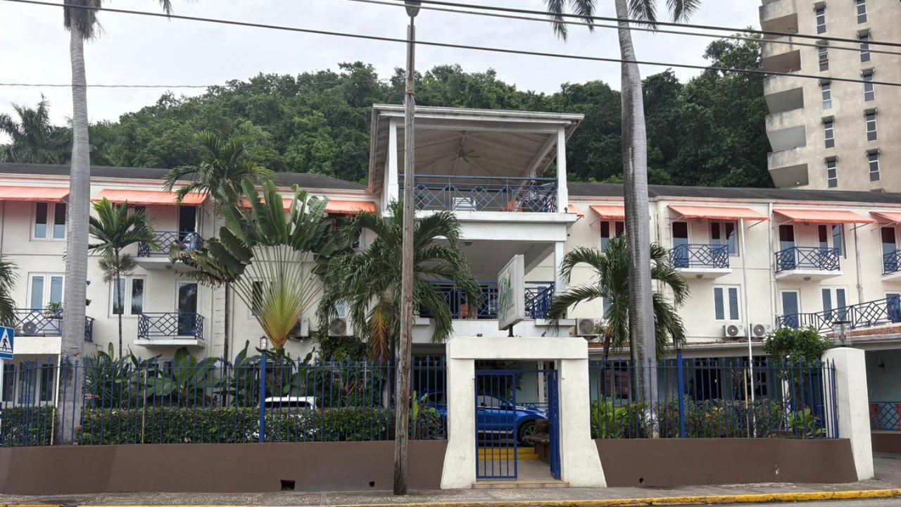 La struttura dove alloggiano 40 dei turisti apuani