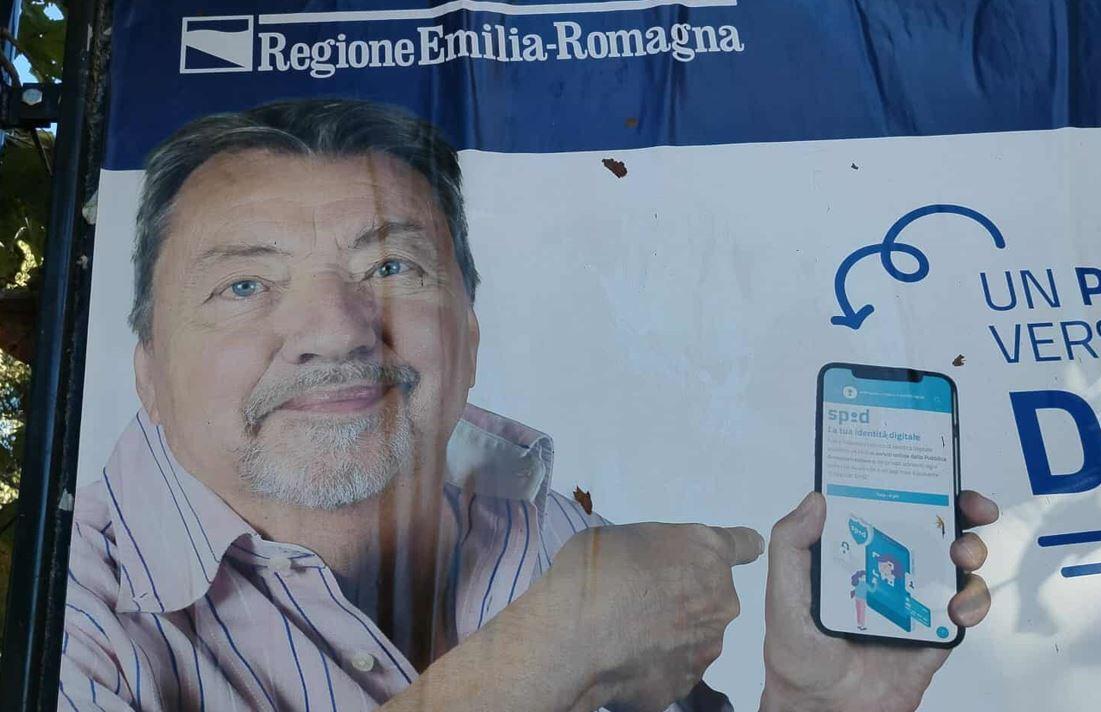 Morto a giugno, il suo volto finisce sui manifesti a Ferrara