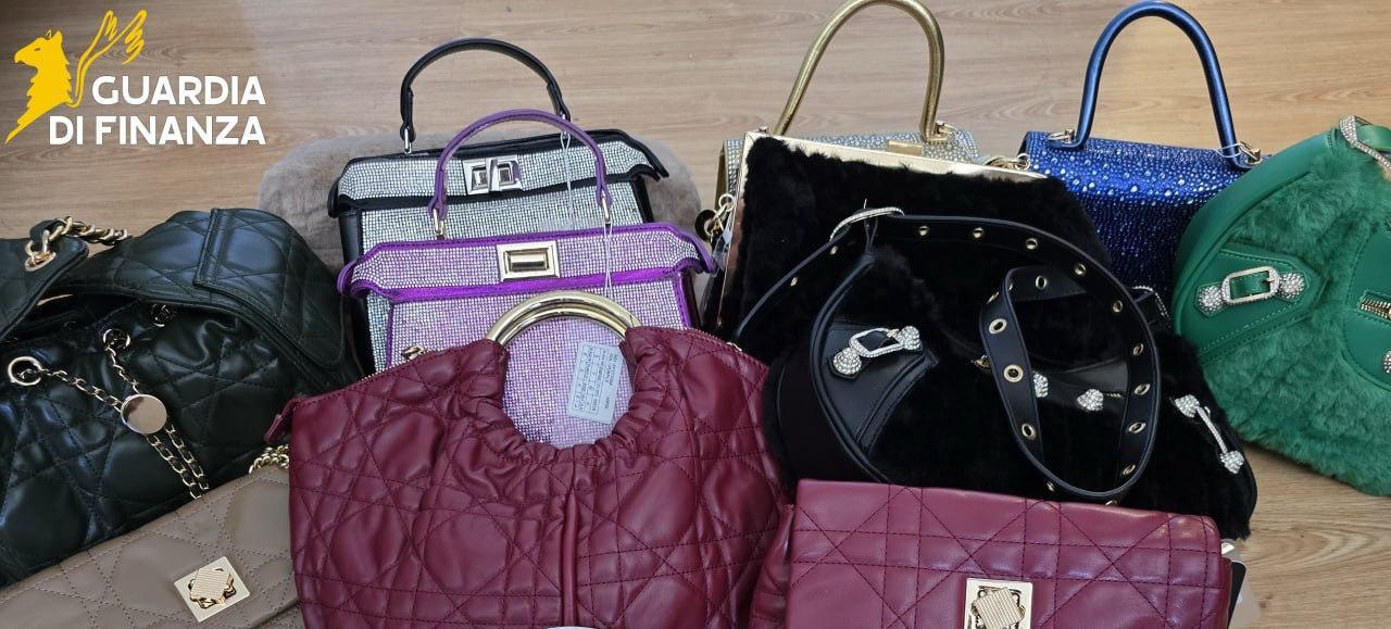 Firenze, 3.200 borse false nel retrobottega: la vetrina del lusso che nascondeva il mercato del falso