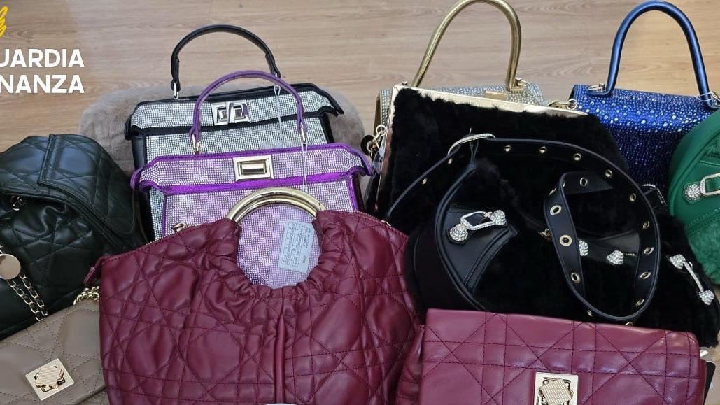Firenze, 3.200 borse false nel retrobottega: la vetrina del lusso che nascondeva il mercato del falso
