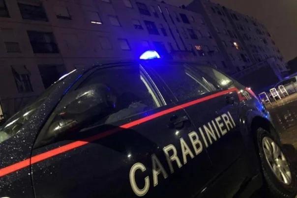 Firenze, tre sedicenni picchiati e rapinati in centro: caccia al branco dopo l’agguato in via Magliabechi