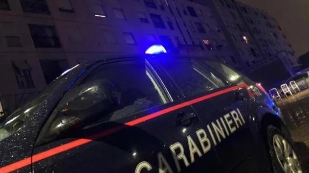 Firenze, tre sedicenni picchiati e rapinati in centro: caccia al branco dopo l’agguato in via Magliabechi